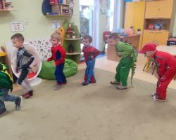 dzieci podczas zabaw na balu karnawałowym