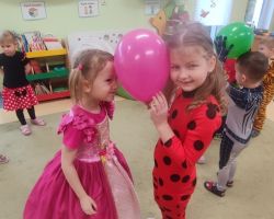 dzieci podczas zabaw na balu karnawałowym