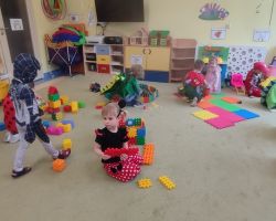 dzieci podczas zabaw na balu karnawałowym