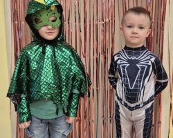 dzieci podczas zabaw na balu karnawałowym