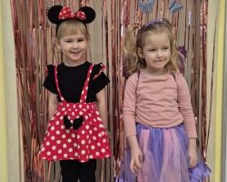 dzieci podczas zabaw na balu karnawałowym