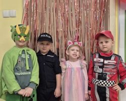 dzieci podczas zabaw na balu karnawałowym