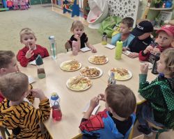 dzieci podczas zabaw na balu karnawałowym