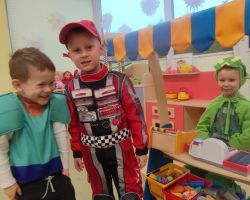 dzieci podczas zabaw na balu karnawałowym