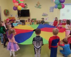 dzieci podczas zabaw na balu karnawałowym