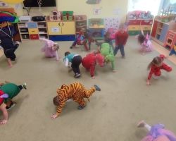 dzieci podczas zabaw na balu karnawałowym