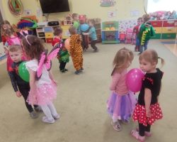 dzieci podczas zabaw na balu karnawałowym