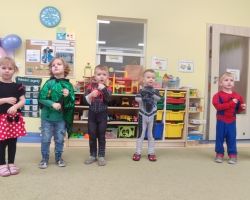 dzieci podczas zabaw na balu karnawałowym