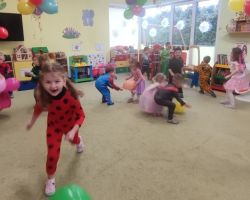 dzieci podczas zabaw na balu karnawałowym