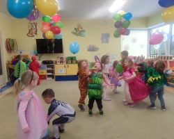 dzieci podczas zabaw na balu karnawałowym