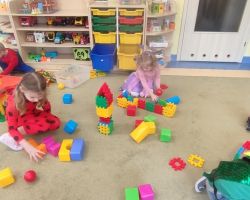 dzieci podczas zabaw na balu karnawałowym