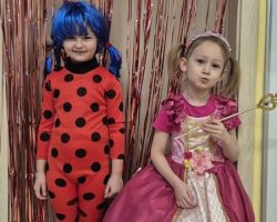 dzieci podczas zabaw na balu karnawałowym