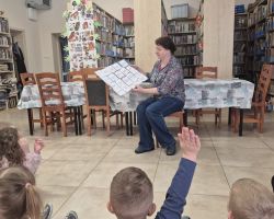 dzieci podczas zajęć w bibliotece