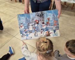 dzieci podczas zajęć w bibliotece