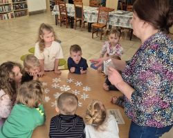 dzieci podczas zajęć w bibliotece