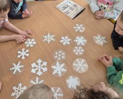 dzieci podczas zajęć w bibliotece