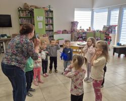 dzieci podczas zajęć w bibliotece