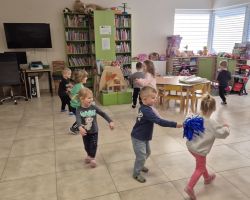 dzieci podczas zajęć w bibliotece