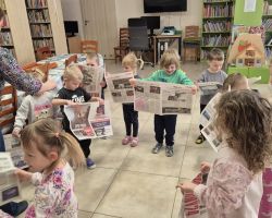 dzieci podczas zajęć w bibliotece