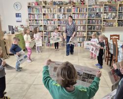dzieci podczas zajęć w bibliotece