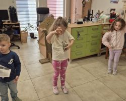 dzieci podczas zajęć w bibliotece