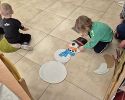 dzieci podczas zajęć w bibliotece