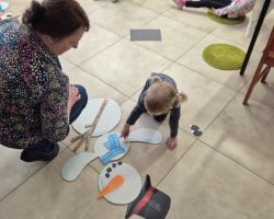 dzieci podczas zajęć w bibliotece