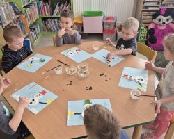 dzieci podczas zajęć w bibliotece