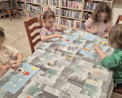 dzieci podczas zajęć w bibliotece