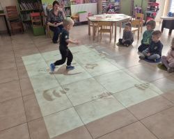 dzieci podczas zajęć w bibliotece