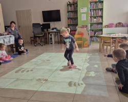 dzieci podczas zajęć w bibliotece