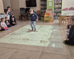 dzieci podczas zajęć w bibliotece