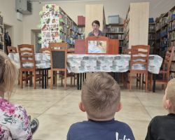 dzieci podczas zajęć w bibliotece