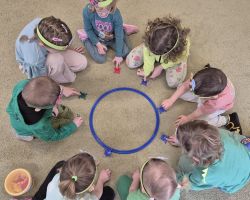 dzieci podczas pierwszego dnia wiosny