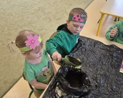 dzieci podczas pierwszego dnia wiosny