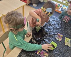 dzieci podczas pierwszego dnia wiosny