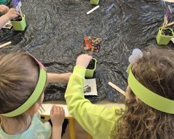 dzieci podczas pierwszego dnia wiosny