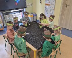 dzieci podczas pierwszego dnia wiosny