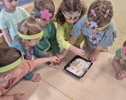 dzieci podczas pierwszego dnia wiosny