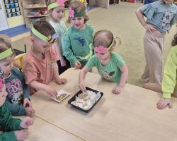 dzieci podczas pierwszego dnia wiosny