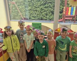 dzieci podczas pierwszego dnia wiosny