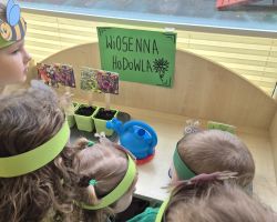 dzieci podczas pierwszego dnia wiosny