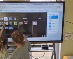 dzieci podczas pierwszego dnia wiosny