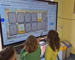 dzieci podczas pierwszego dnia wiosny