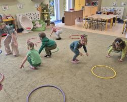 dzieci podczas pierwszego dnia wiosny