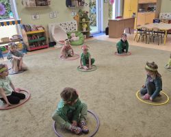 dzieci podczas pierwszego dnia wiosny