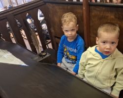 dzieci podczas wycieczki do muzeum drukarstwa i piśmiennictwa