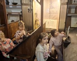 dzieci podczas wycieczki do muzeum drukarstwa i piśmiennictwa