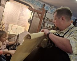 dzieci podczas wycieczki do muzeum drukarstwa i piśmiennictwa