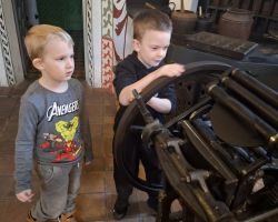 dzieci podczas wycieczki do muzeum drukarstwa i piśmiennictwa